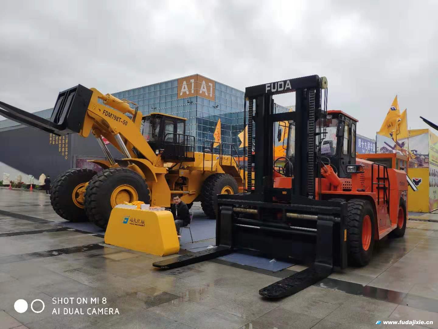 b体育(中国)体育官方网站50吨叉装车亮相2019年厦门b体育(中国)体育官方网站