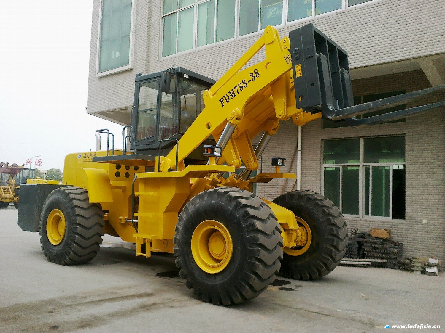 b体育(中国)体育官方网站38吨叉装车FDM788-38